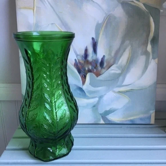 Vtg. FTD 1970s Leaf Pattern Green 10” Glass Vase - Picture 5 of 7
